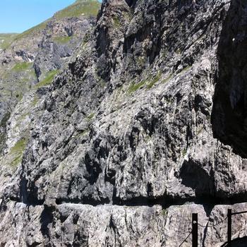 Der Weg ist in senkrechte Felswände geschlagen