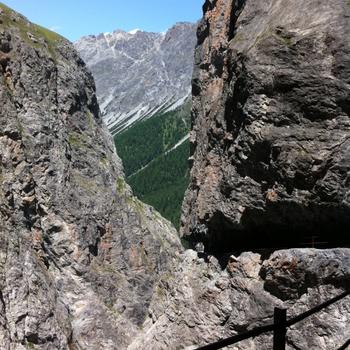 Der gut gesicherte Wanderweg durch die Uinaschlucht